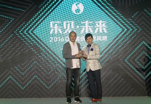 腾讯数字音乐部总经理吴伟林（Andy Ng）和QQ音乐巅峰盛典主持人黄子佼_副本